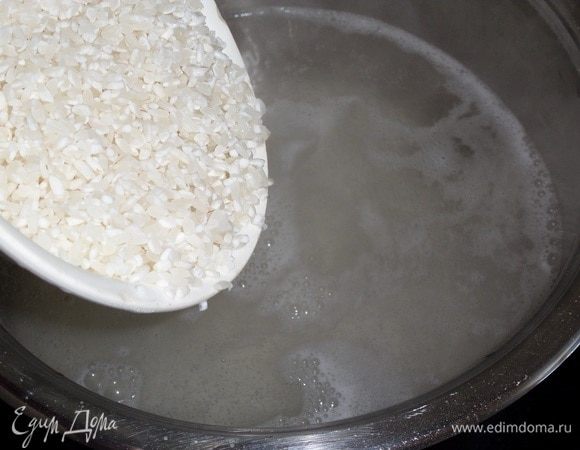 В кипящую соленую воду закладываем рис Краснодарский ТМ «Националь».