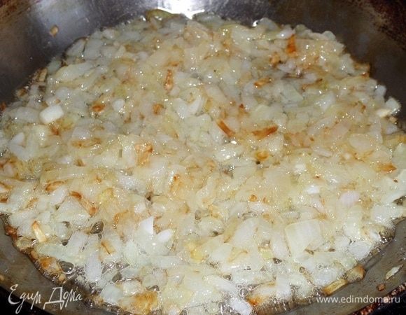 В сковороду наливаем 2 ст. л. растительного масла. Выкладываем лук и обжариваем 5 минут.