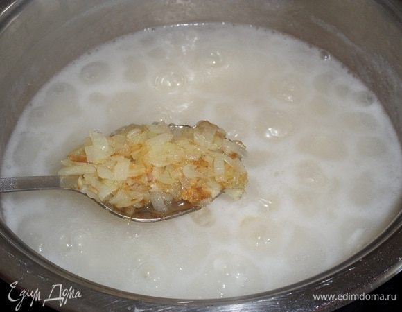 Обжаренный лук добавляем в кастрюлю с рисом и сыром. Готовим еще 2-3 минуты.