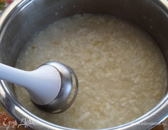 Кастрюлю с супом снимаем с огня. Пюрируем суп с помощью блендера.