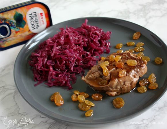 Снять с плиты и сервировать с тушеной капустой. Приятного аппетита!