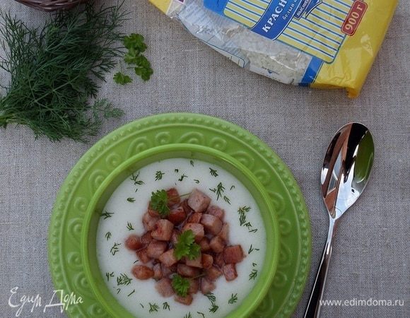 Подаем суп, добавив обжаренное мясо и зелень. Можно предложить к супу ржаные домашние сухарики.