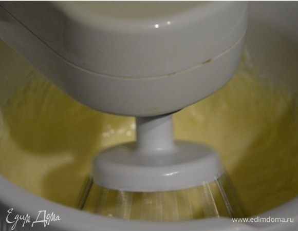 Взбиваем яйца со сгущенкой. Духовку ставим разогреваться до 220°С.
