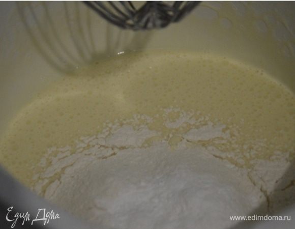 Просеиваем муку с разрыхлителем. Тесто получается жидковатым.