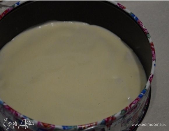 На пергаменте рисуем круги диаметром 20 см или можно воспользоваться корпусом от разъемной формы, как я и поступила. Выкладываем по 2 ст. л. теста в круг и разравниваем.