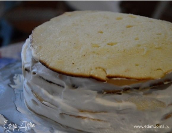 Далее промазываем коржи кремом, который готовится очень легко: взбиваем сливки и добавляем творог с сахарной пудрой, я брала детский творожок, т.к. для детки готовился. И убираем торт в холодильник. Верхний корж я не промазывала, т.к. под мастику торт паковать собиралась, но в принципе можно просто все кремом промазать и на этом остановиться, он и так хорош будет.