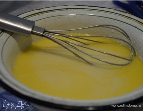 Для дальнейшего украшения делаем ганаш. Растапливаем на водяной бане шоколад, сгущенку и масло. Все взбиваем венчиком.