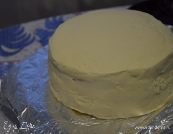 Выравниваем торт ганашем. Мне, конечно, далеко до ровного, но я просто мастику потолще раскатала))) И отправляем торт в холод.