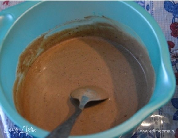 Тесто делим на 2 части. В одну добавляем какао в другую — муку.