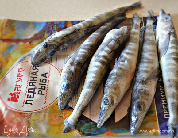 Для приготовления Эскабече я использовала ледяную рыбу ТМ «Магуро». Вы можете использовать любую другую морскую рыбу с малым количеством костей либо филе рыбы. 
Предварительно рыбу необходимо разморозить, почистить, сделать вдоль брюшка от головы до начала хвоста надрез, удалить внутренности и жабры. Тушки рыбы промыть и обсушить бумажными полотенцами.