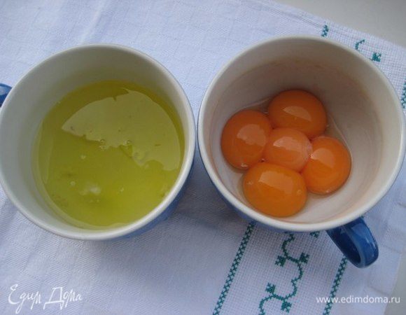 Приготовить песочное тесто: отделить белки от желтков, белки убрать в холодильник. Я готовлю тесто в комбайне насадкой нож.