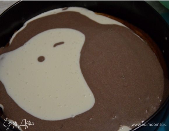 Корж разрезаем на 2 части. Одну кладем в разъемную форму, сверху заливаем суфле, чередуя цвета, как с тестом. Сверху накрываем вторым коржом и убираем в холодильник для застывания.