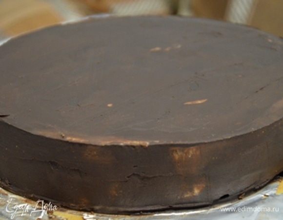 Выравниваем торт под мастику. Убираем в холодильник застывать.