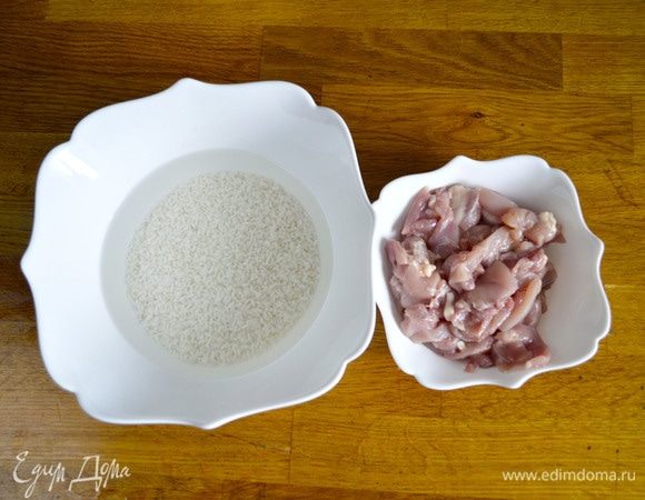 Замочить рис на полчаса в теплой воде. Филе зачистить от пленок и нарезать крупными кубиками.