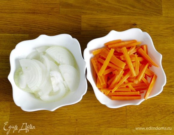 Нарезать лук полукольцами, морковь — соломкой.