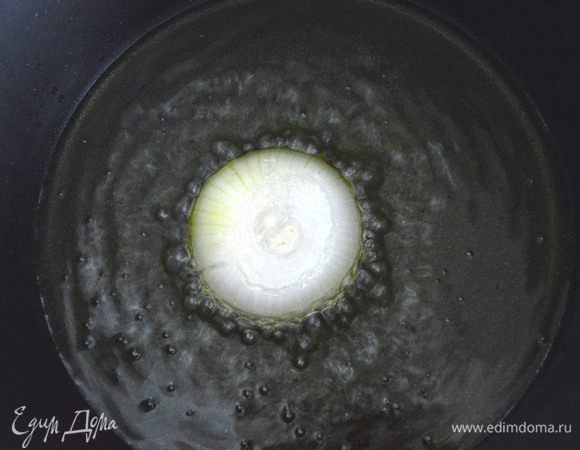 Масло прокалить с луковицей, затем ее удалить. 