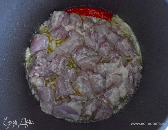 Выложить на лук с чесноком мясо, равномерным слоем распределяя его по поверхности. 