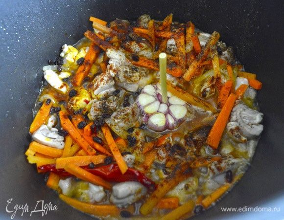 Посолить, добавить паприку, черный перец и заваренный шафран. Растереть в ладонях барбарис и половину зиры, добавить их в казан.