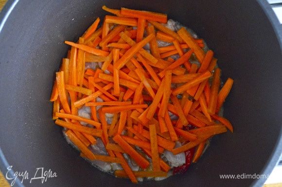 Спустя 3 минуты перемешать, выложить сверху морковь, и, перемешивая, слегка обжарить.