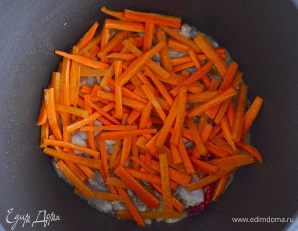 Спустя 3 минуты перемешать, выложить сверху морковь, и, перемешивая, слегка обжарить.
