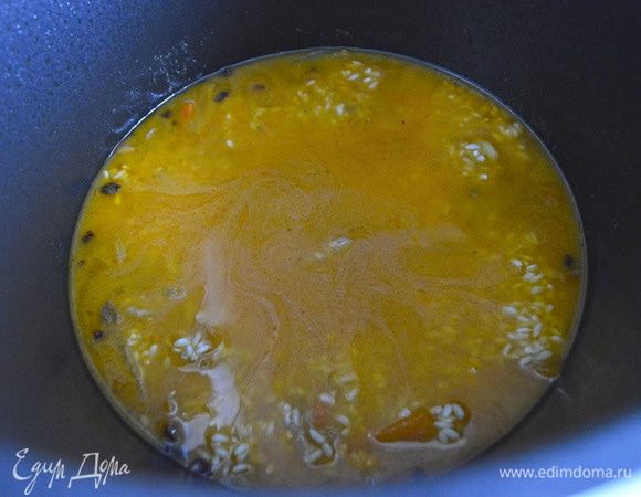 Выложить ровным слоем рис «Для плова» ТМ «Националь». Залить в казан кипяток тонкой струйкой, сам рис должен остаться лежать слоем, не перемешиваясь с овощами и мясом, а масло должно подняться над рисом. Вода должна покрыть рис на 1,5–2 см. Оставить на среднем огне с открытой крышкой до полного выпаривания воды (около 20 минут). 