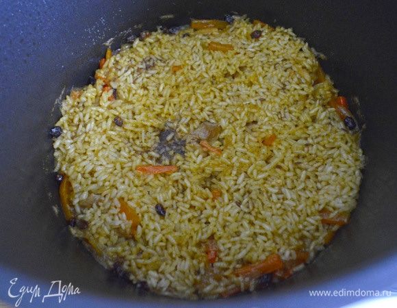 Выключить огонь, закрыть казан крышкой, любовно укутать его в теплое одеяло и потомить полчаса–час.