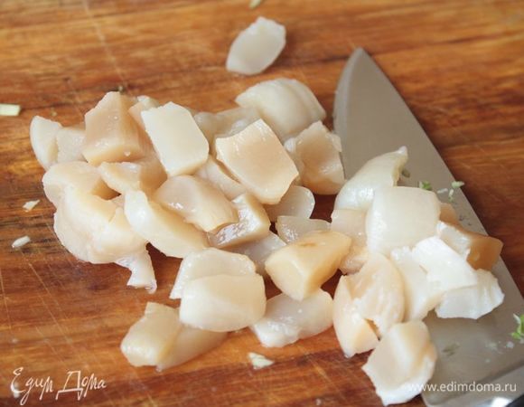 Предварительно замаринуйте гребешки в лимонном соке и нарежьте на небольшие кусочки. Яичную лапшу поломайте по длине (чтобы не была слишком длинной), затем отварите до готовности и промойте теплой водой. Готовую лапшу смешайте с гребешками.