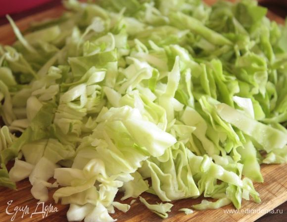 Отдельно мелко-мелко пошинкуйте капусту и ветчину. 