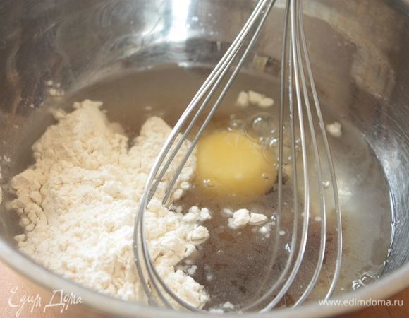 Для приготовления теста смешайте яйца с водой, соевым соусом и мукой. Получается довольно жидкое тесто, похожее на блинное. В готовое тесто всыпьте нашинкованную капусту.