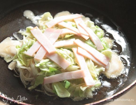 Жарить окономияки необходимо на сильном огне. Главный принцип — все ингредиенты выкладываются друг на дружку, плотно прижимаются лопаткой, а затем окономияки переворачивается и жарится на второй стороне. 
Первым слоем идет яичная лапша с гребешками, за нимикапуста с тестом и последней ветчина.