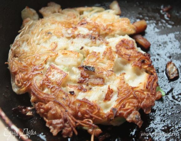 Нужно дождаться, чтобы низ окономияки как следует зарумянился, иначе его будет сложно перевернуть, все развалится. Переворачивайте и жарьте до румяной корочки.