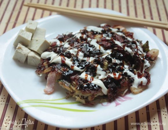 Готовое окономияки выкладывайте на тарелку и поливайте майонезом и соусом терияки или унаги. И наслаждайтесь! 