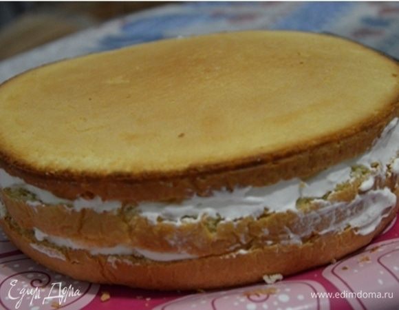 Собираем торт, промазывая коржи взбитыми сливками.