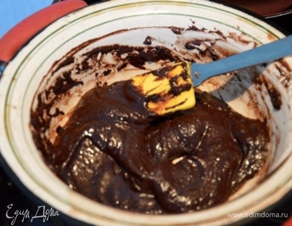 Готовим ганаш: на водяной бане топим шоколад со сливками и маслом.
