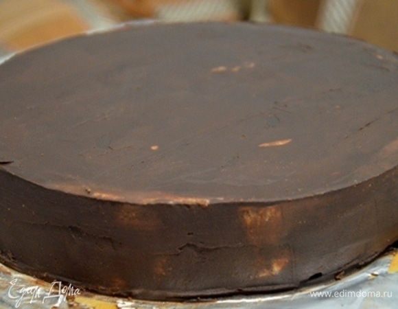 Выравниваем торт и отправляем в холодильник.