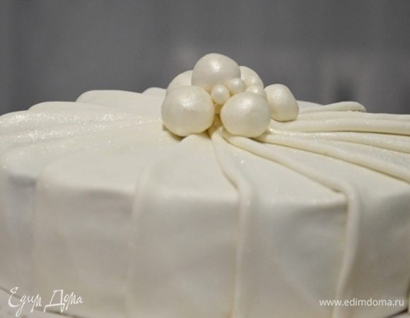 Дальше дело за малым — декорируем. Когда решила оформит торт таким способом в комментариях к идее оформления прочитала: очень легкий и быстрый способ. Украшала до часу ночи. 