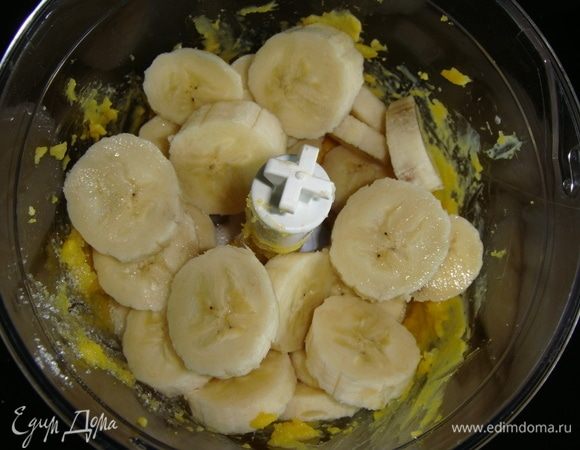 Бананы нарезать, сложить в блендер, добавить яйцо и взбить до однородной массы.