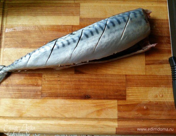 На каждой рыбке сделаем надрезы, штук 4-5.