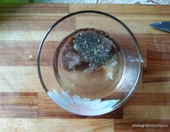 Сделаем маринад для рыбы. Смешаем в миске аджику, измельченный чеснок, растительное масло, сушеный базилик (можно без него), воду и соль. Солим по своему вкусу так, как если бы солили сейчас рыбу. 