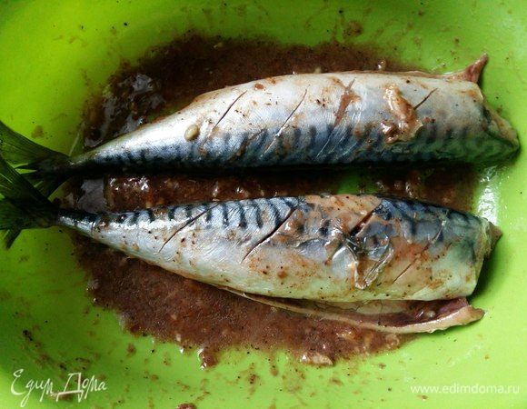 Польем рыбу маринадом и оставим на 15 минут.