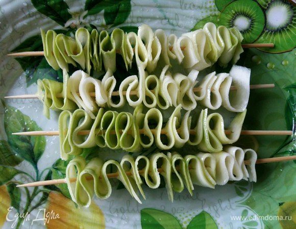 Нанизаем на шпажки полосочки кабачка, польем оливковым либо растительным маслом, посолим и также отставим в сторону.