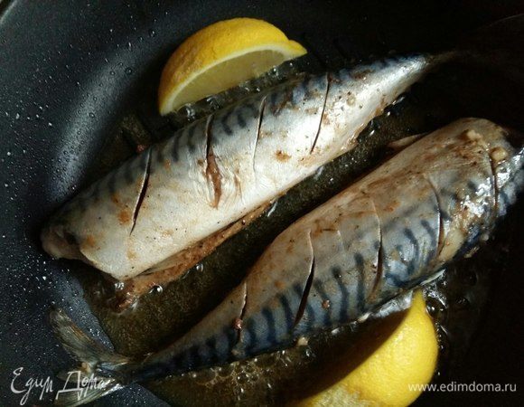 Возьмем замаринованную скумбрию и пожарим на сковороде-гриль, с добавлением кусочков лимона до готовности. Затем там же обжарим кабачки на шпажках.