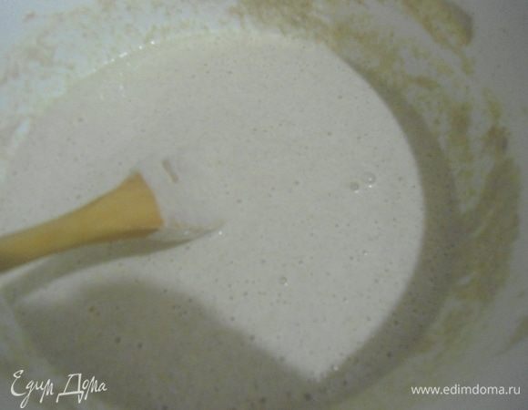 Добавить в миску с закваской воду и все хорошо перемешать.