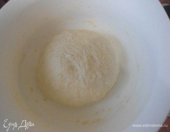 Тесто месить не менее 10 минут, можно присыпать стол мукой. Должен получится плотный упругий комок теста. Миску смазать растительным маслом и оставить тесто на расстойку в теплое место на 2–2,5 часа прикрыв крышкой.
