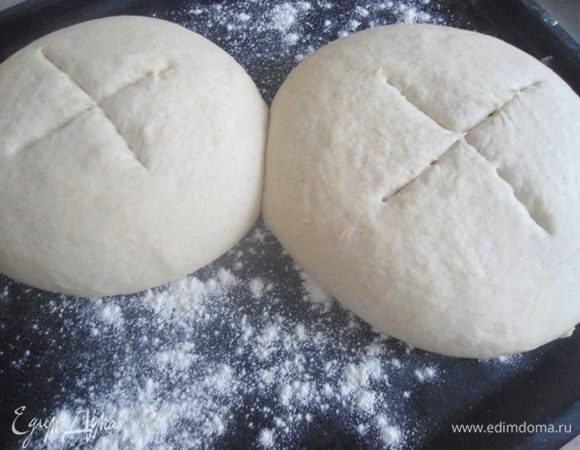 На хлебе сделать надрезы острым ножом. Духовку сбрызнуть водой. Поставить хлеб на выпекание на 45 минут. Через 20 минут убавить жар до 170°С. Следите по своей духовке, может быть вам надо будет сделать это раньше.