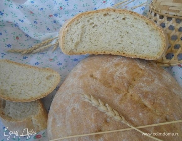 А вот разрез. У хлеба хрустящая корочка и достаточно плотный, упругий мякиш, с мелкими порами.