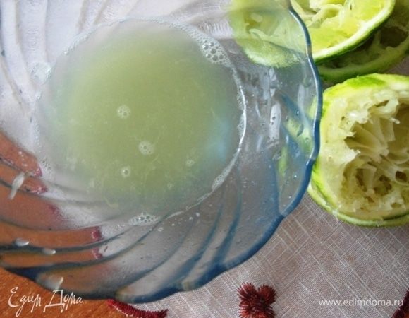 Пока основа охлаждается займемся приготовлением начинки. Желатин замочить на 10 минут в 100 мл воды комнатной температуры. Лайм хорошо вымыть, снять цедру (отложить в сторону) выжать из него сок, достаточно около 70 мл сока.
Смешать набухший желатин с соком и нагреть, но ни в коем случае не  кипятить! Я делаю это в микроволновке, помешивая через 10 секунд.