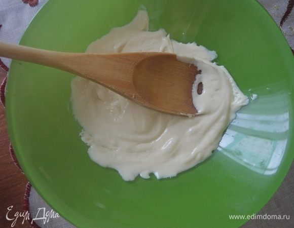 Шоколад растопить. Опять же удобно и быстро это сделать в микроволновке.