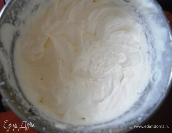 Охлажденные сливки взбить до густого состояния. Убрать в сторону (можно в холодильник).
