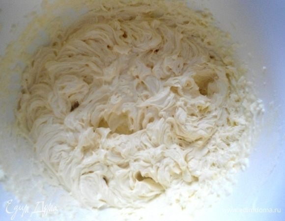 В отдельной миске взбить сливочный сыр и сгущенное молоко.